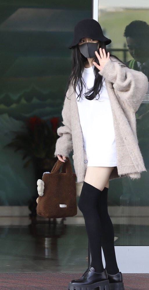 杨幂黑丝袜长腿袜日常搭配,杨幂最新穿搭白袜黑鞋