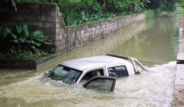 汽车意外落水如何自救,汽车不慎落水如何安全逃生