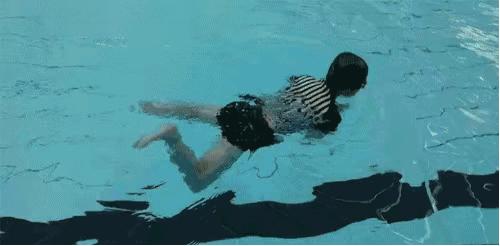 蛙泳易学还是自由泳好学,蛙泳如何游得又快又稳