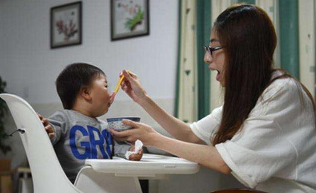 嫌妈妈做饭难吃小孩自己动手,嫌弃孩子吃奶脏