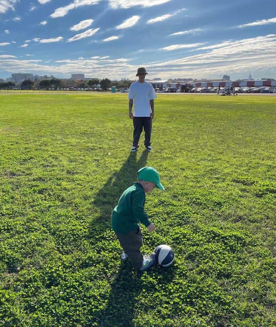 余文乐和他儿子黑白照,余文乐带儿子cody背影呆萌