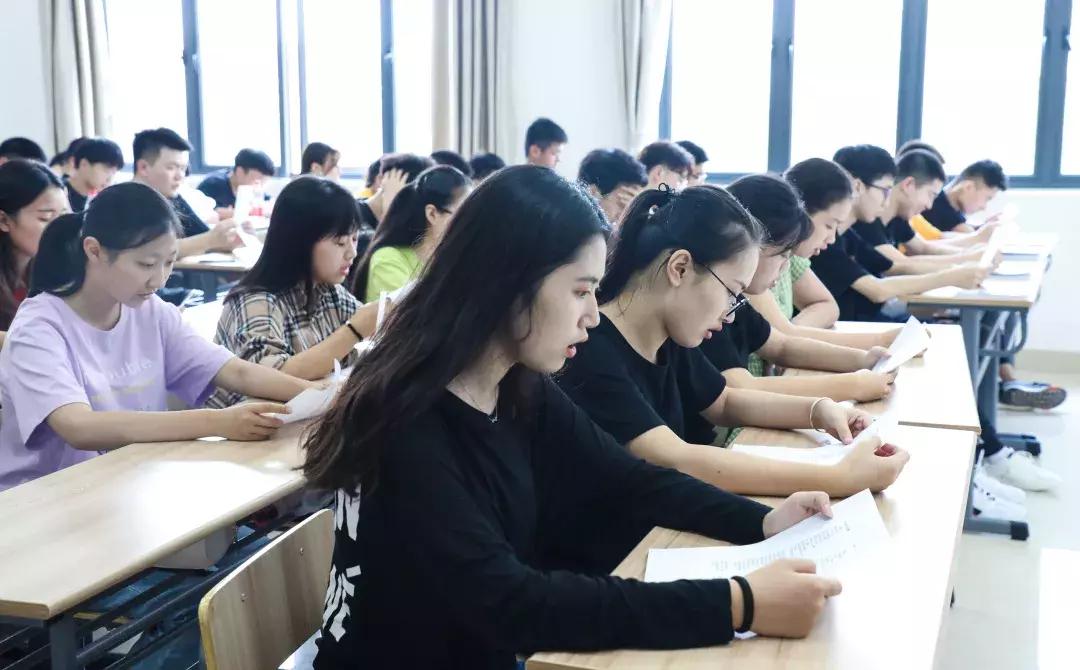 你跟你室友关系怎么样,你和室友相处得怎么样的英语