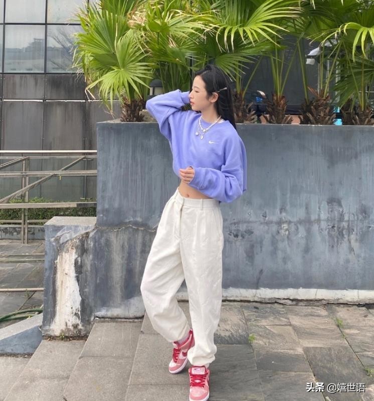 周雨彤穿板鞋图片,周雨彤spell牛仔裤穿搭