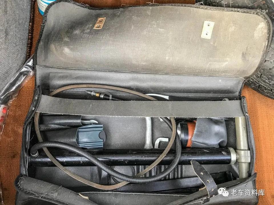 一辆几乎全新的樱桃红“东欧四大破”