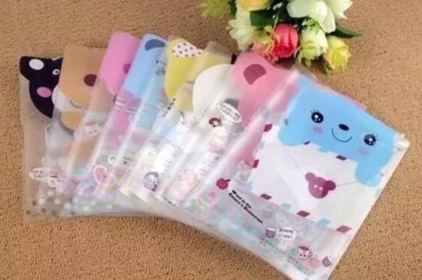 包书皮是对开学最大的仪式感,开学第一天给孩子包书皮