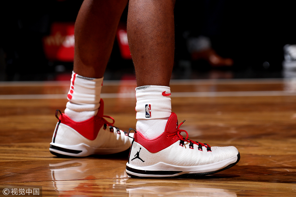 NBA今日球鞋精选：上脚两双联名款！火箭赢了，“鞋王”嗨了