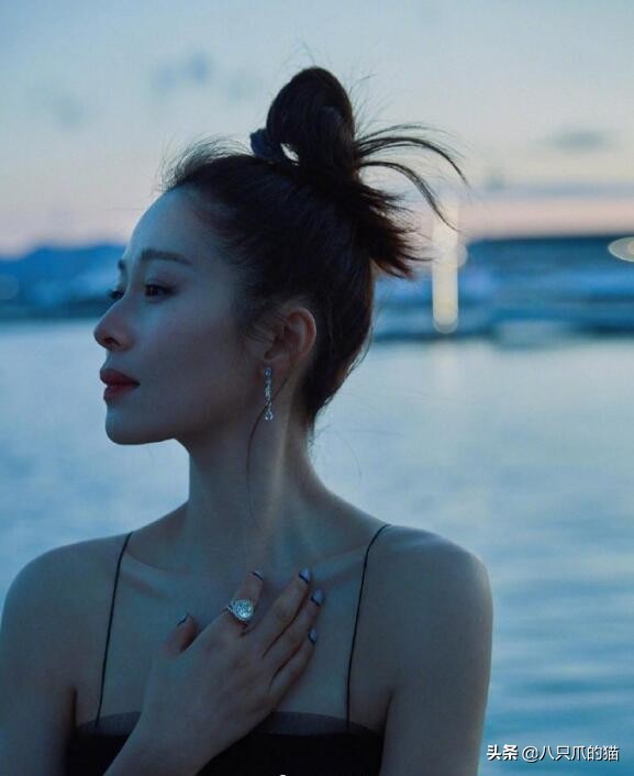 江一燕穿红色抹胸丝绸长裙,江一燕高跟鞋出席红毯