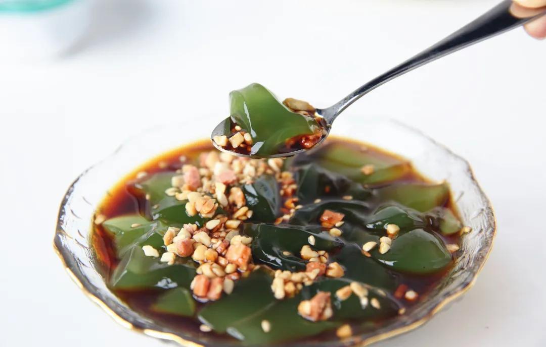 树叶也能做出来的凉粉果冻,用树叶做凉粉竟成了名小吃