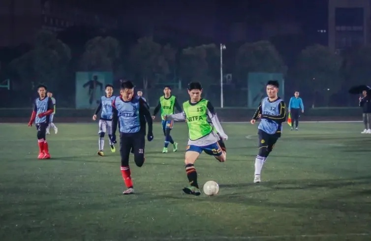 首冠！学校男子足球队的球场故事