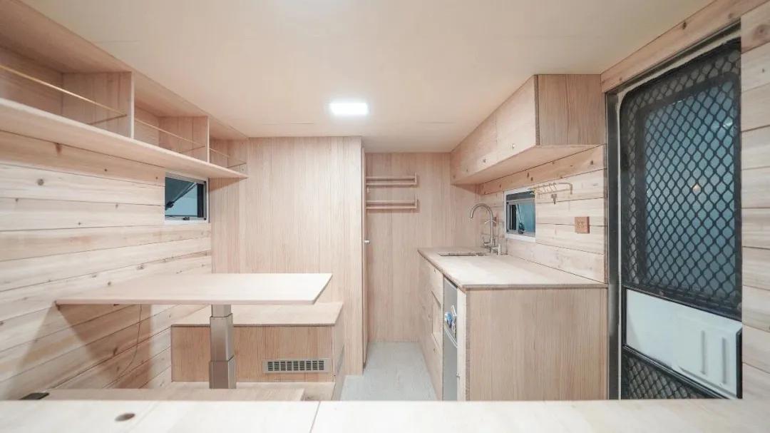 最适合改装的越野房车,三个90后开民宿