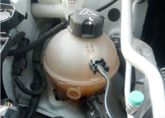 汽车防冻液缺少可以加水吗,防冻液缺了是直接添加还是更换