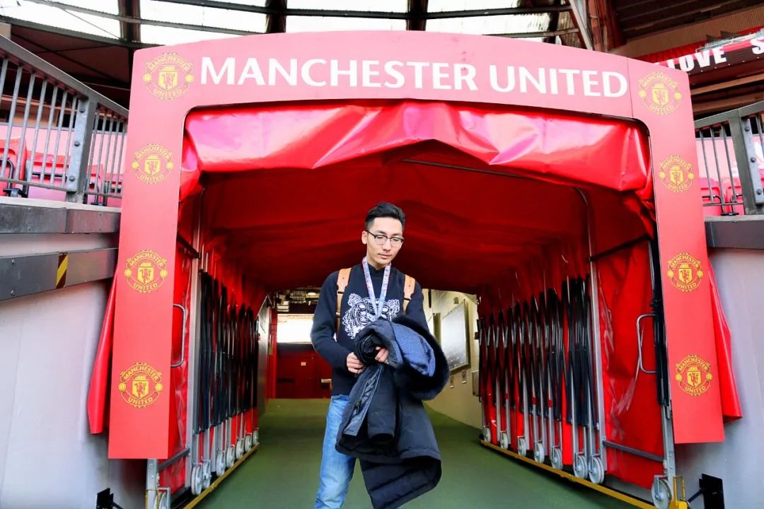 有些斗士穿红袍这位英雄披白衣