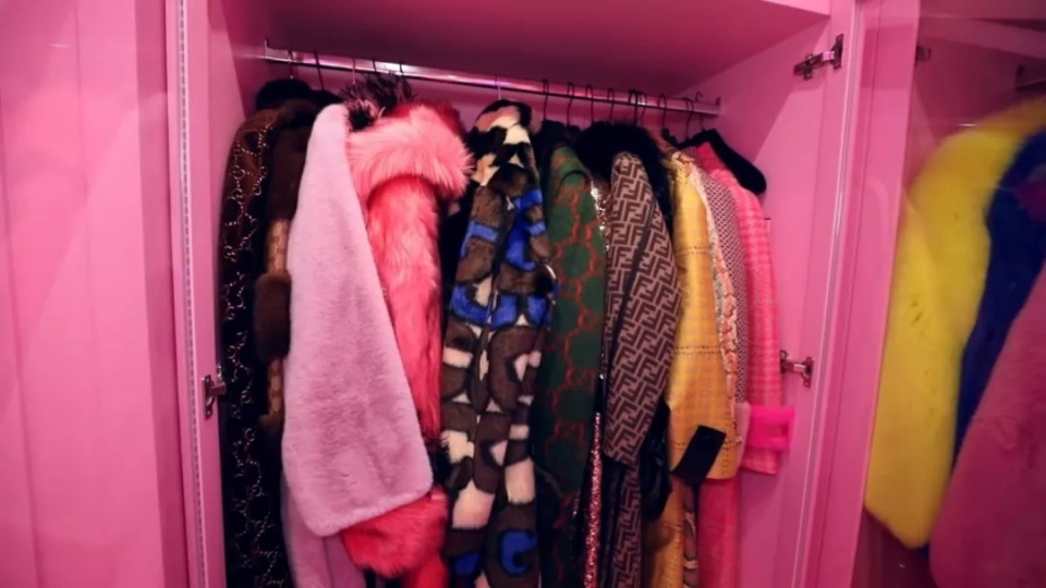 香奈儿磨刀、爱马仕砌墙，J姐的衣帽间戏可真多​