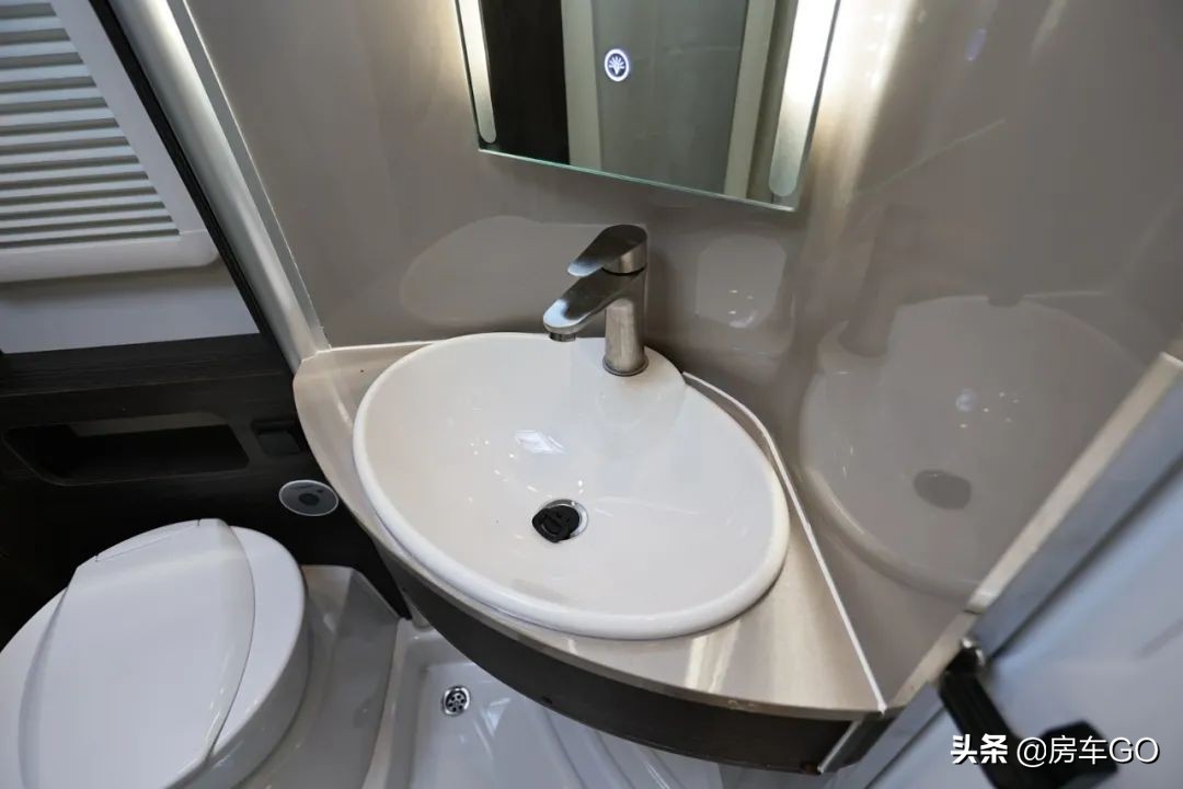 这台房车有5种充电方式，车内电器语音控制，卫生间也是干湿分离