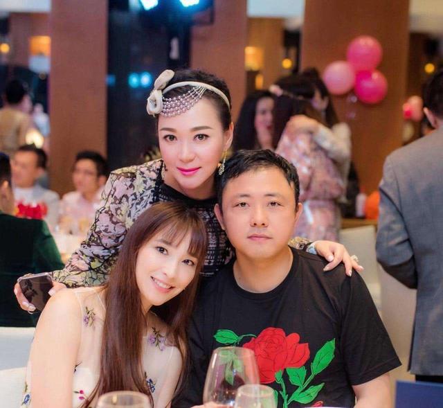 吴佩慈生四胎后皮肤松弛,颜值崩塌,她不生也会老的