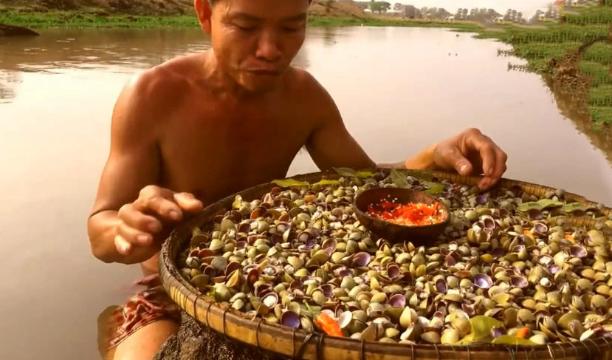 网红小哥吃罐头原视频,小哥吃100个生蚝