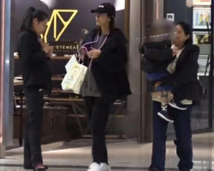 张子萱挺孕肚逛街,张子萱晒陈赫回复