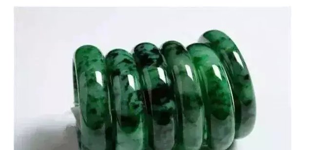 翡翠手镯里面有黑点怎么回事,翡翠手镯有黑点能买吗