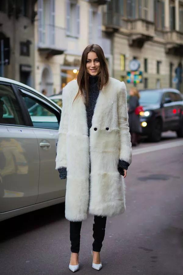 同事穿了一件新的大衣,皮草怎么穿不胖中长款