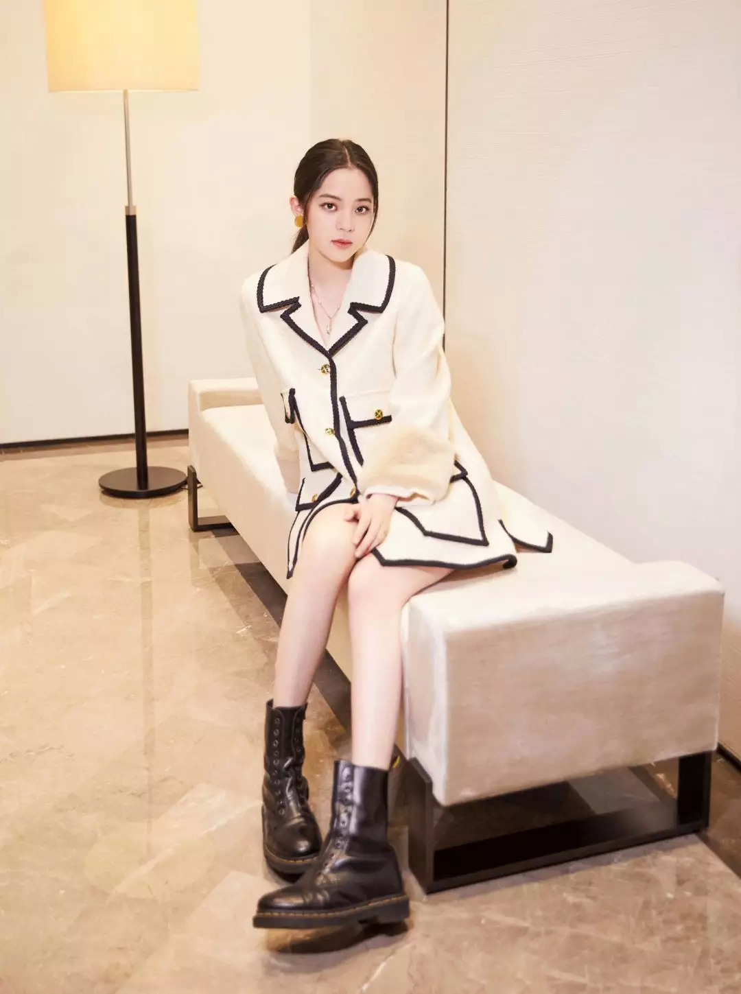 一点也不热，酷妹的马丁靴里都有空调