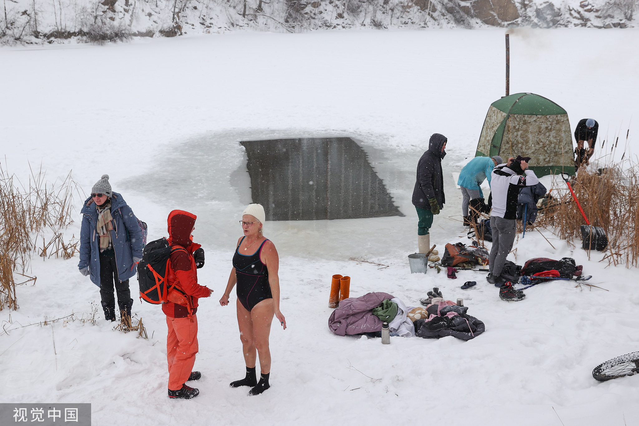 俄罗斯新西伯利亚雪,俄罗斯冰雪湖里冬泳