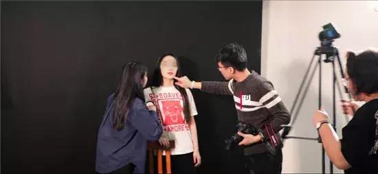 网红沙滩开越野车失控,2名女游客网红沙滩开越野车失控