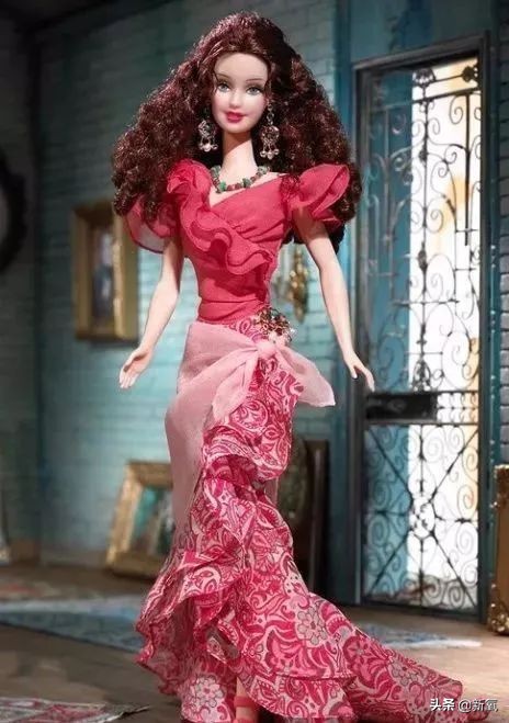 关晓彤黑色芭比造型,关晓彤专属芭比娃娃