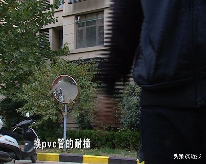 济南一小区，墙砖开裂用胶带粘？闸机坏了换塑料管！？业主：物业太有才了……