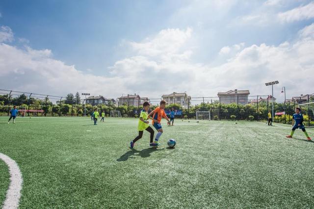 学习踢足球是终身受益的事这难道不是给孩子最好的礼物吗?