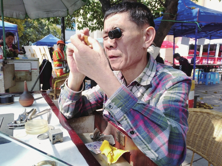 年过七旬修表匠,65岁修表匠摆摊31年