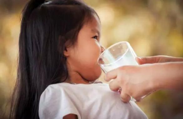 502胶水宝宝喝了怎么样,一岁宝宝吃到502胶水怎么办