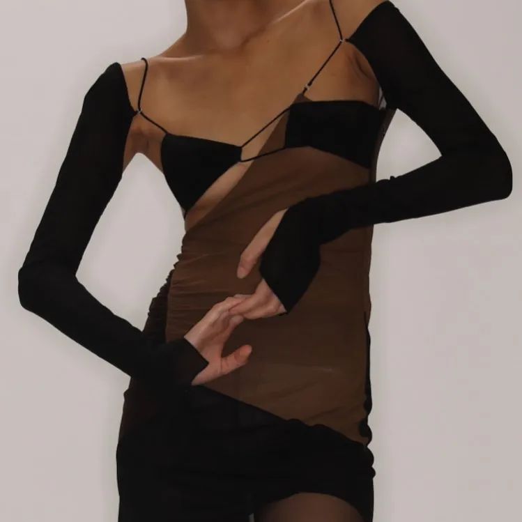 为什么卡戴珊喜欢穿皮衣,卡戴珊紧身衣对身体有危害吗