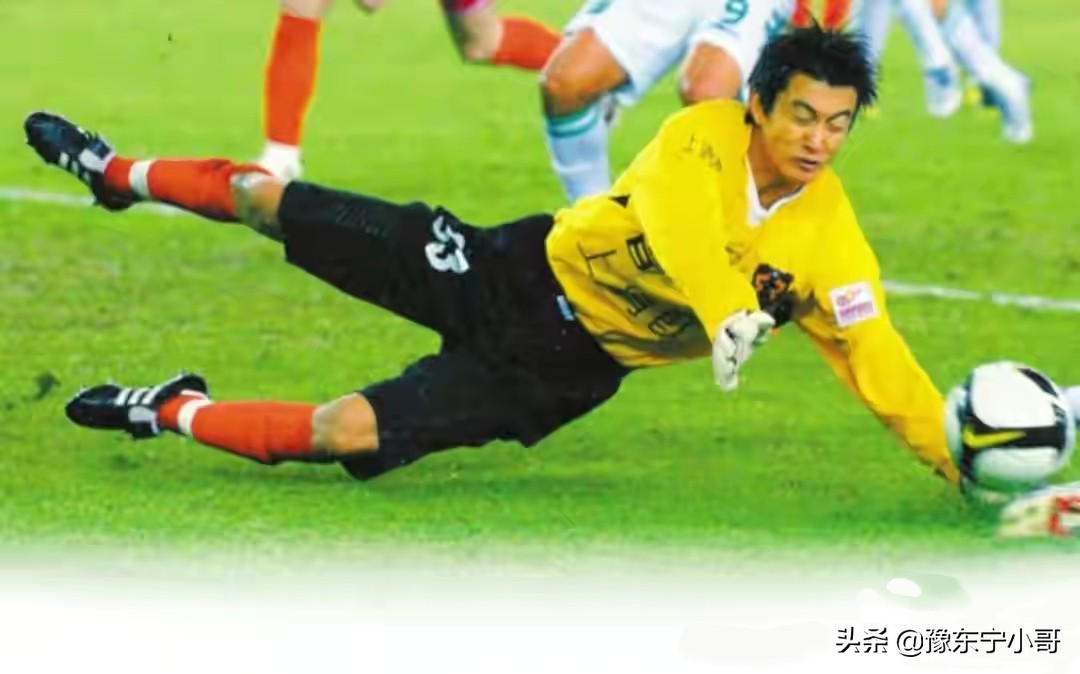 这名门将不简单，竟然客串后卫出场，想当初也是建业的门神