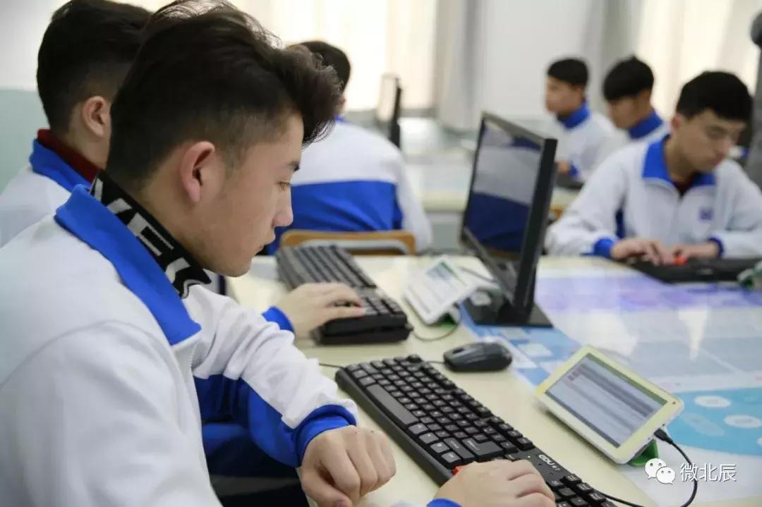 56个民族一家亲开场,民族大学56个民族快闪