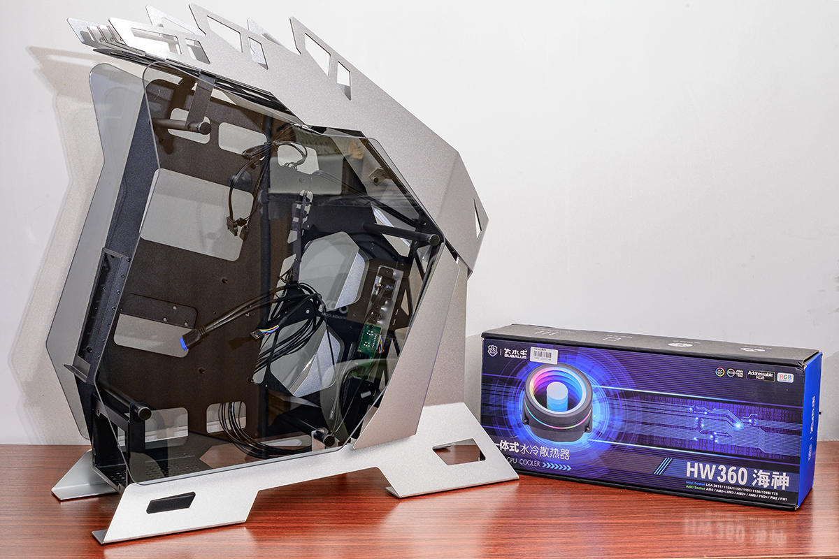 颜值与个性共舞，大水牛铁血战士异形机箱，越夜越有机