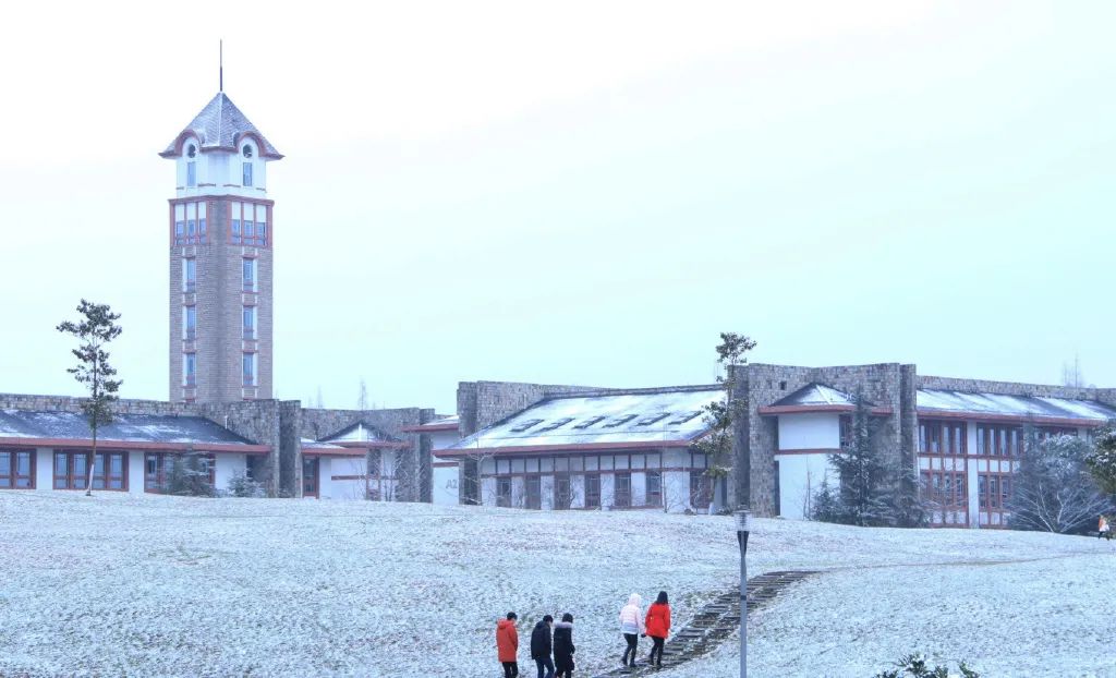 成都东软学院青城山下,东软青城山校区