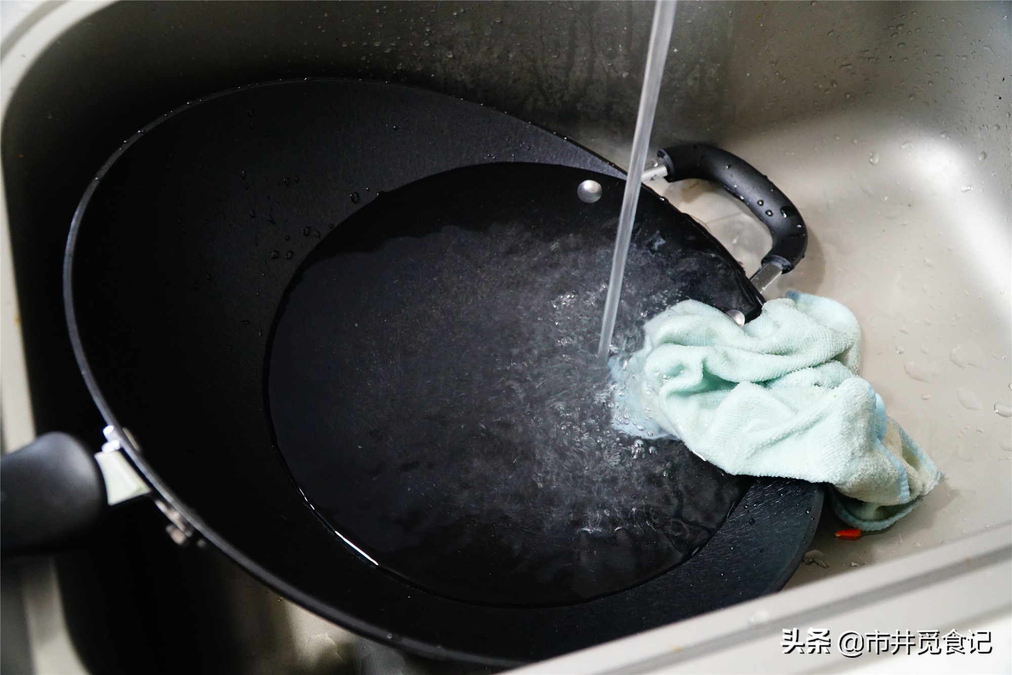 新买的铁锅千万不要着急炒菜,新买的铁锅千万别直接开锅