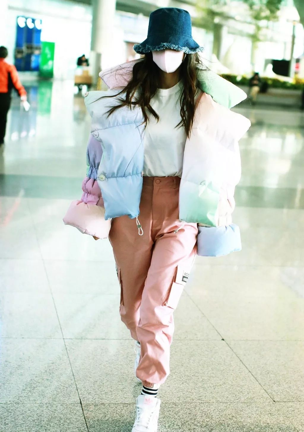 这周女艺人们传来啥潮流尖儿货刘雯我锁了