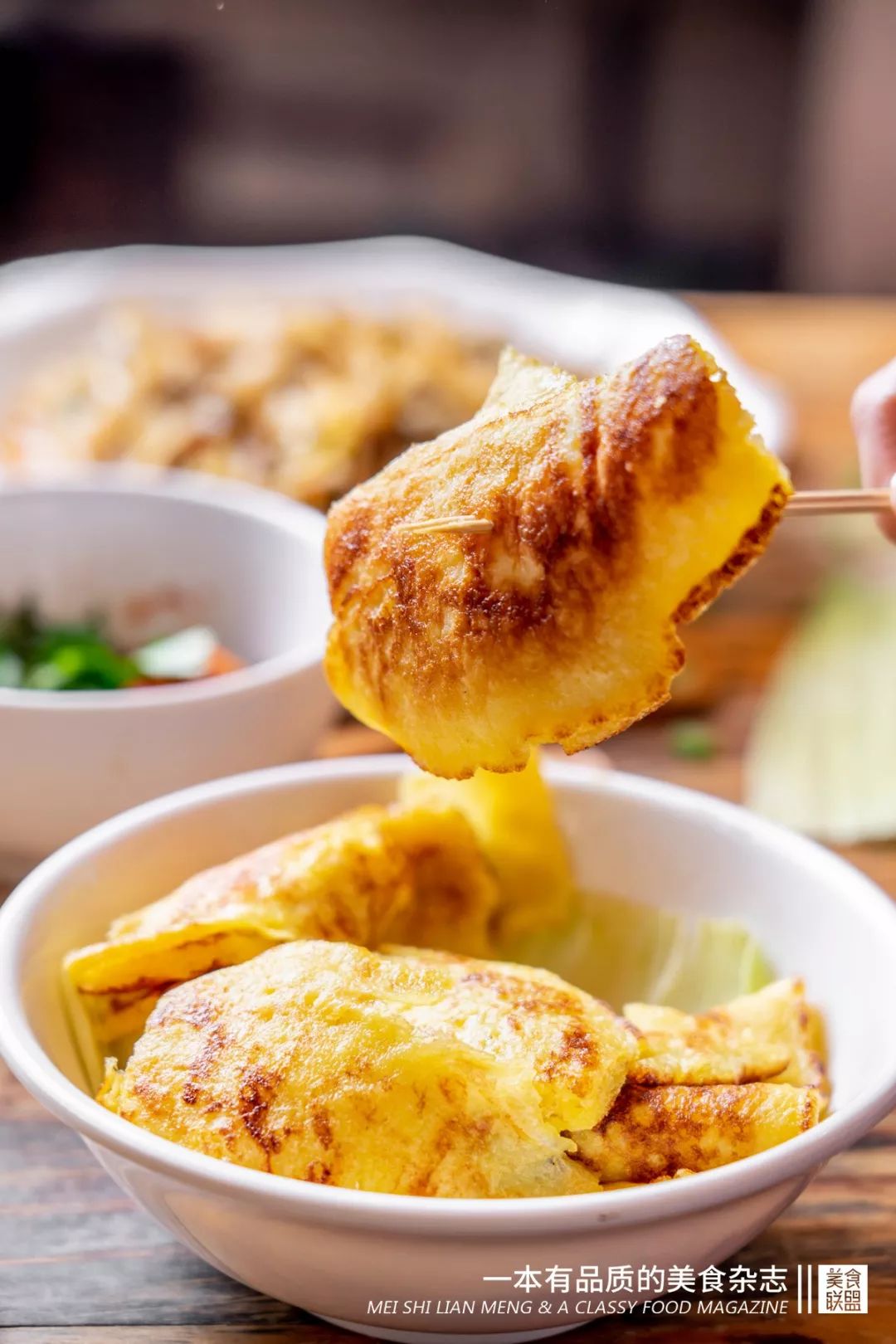 大叔自创鸡蛋饼从2元卖到10元,小伙摆摊卖了3年鸡蛋饼