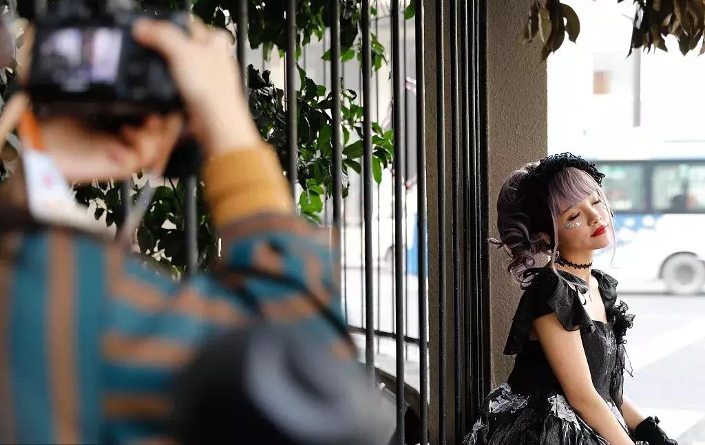 第一批00后女孩，已经不屑于穿AJ了