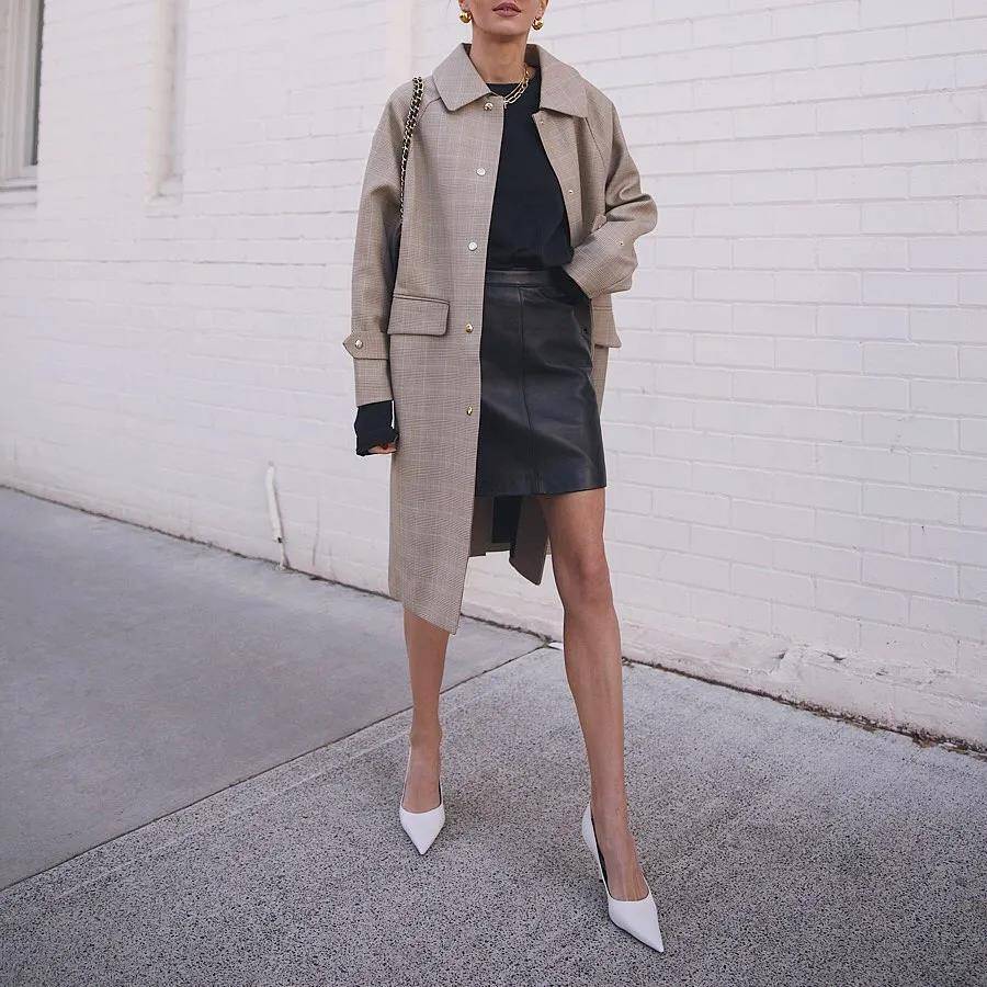 秋冬别总穿裤子了,今年流行“大衣+皮裙”,时髦显贵还很保暖