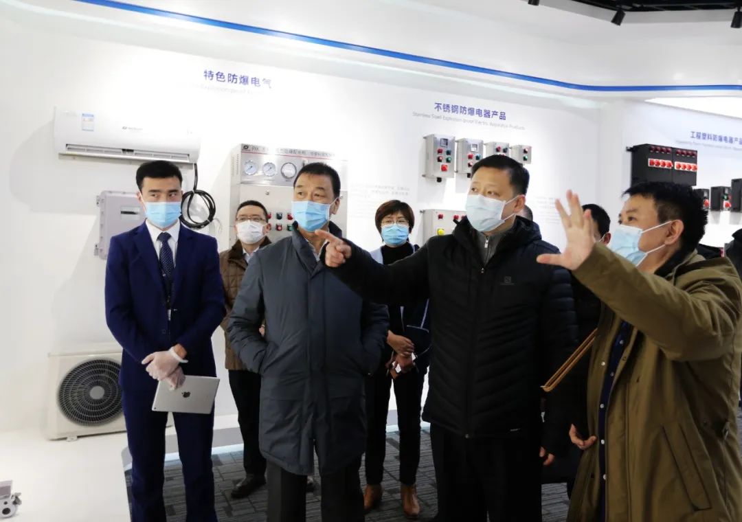 送“礼包”下去，带问题上来！区委书记章曦昨天走访调研这5家企业