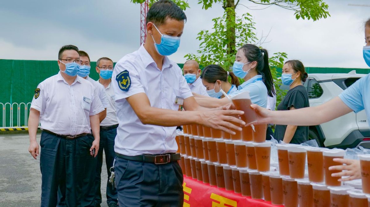 彭祖山公益行丨为城市建设者送去一份关爱