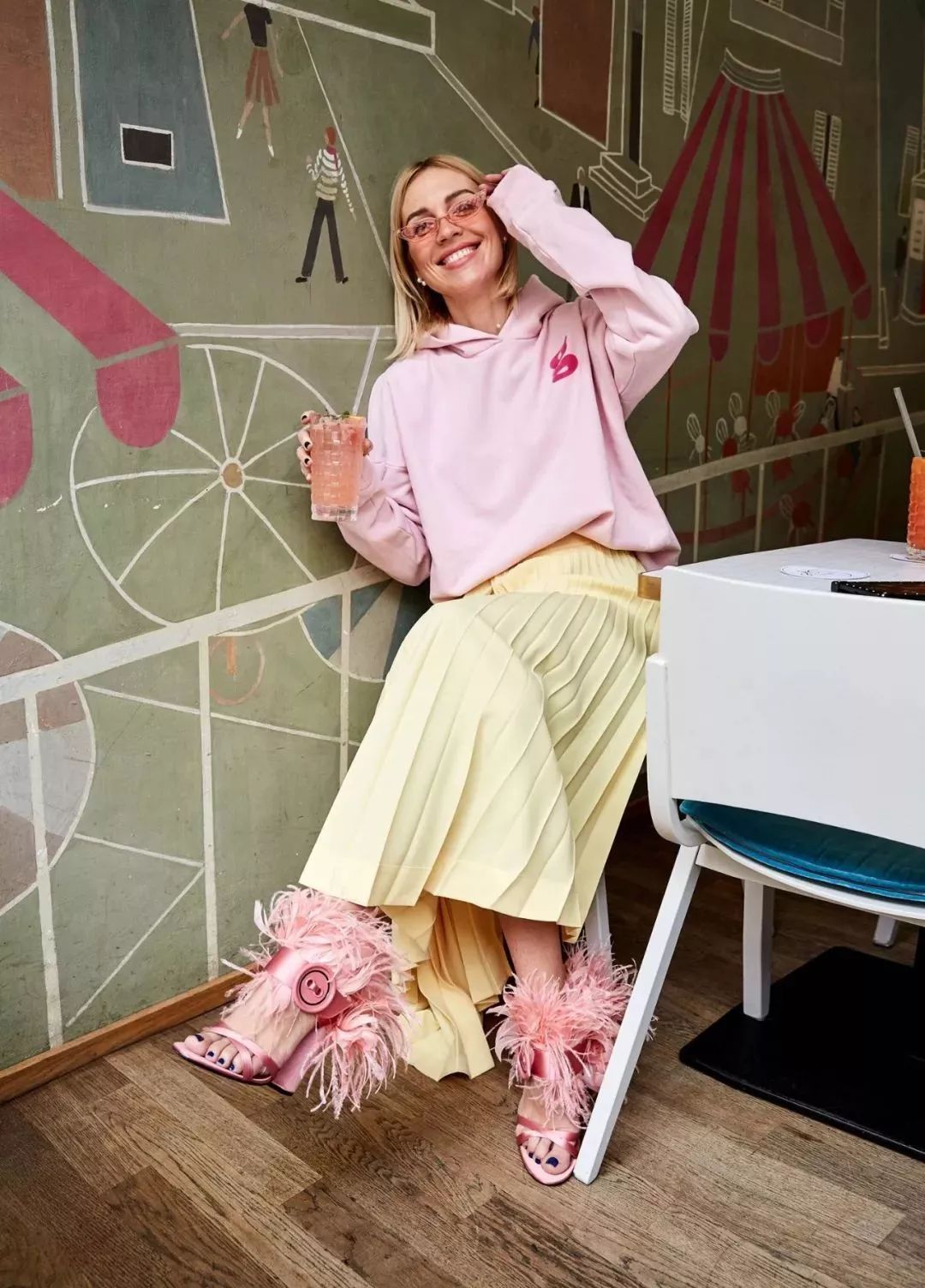 毛衣和卫衣哪个时尚一点好,卫衣与毛衣哪款好看