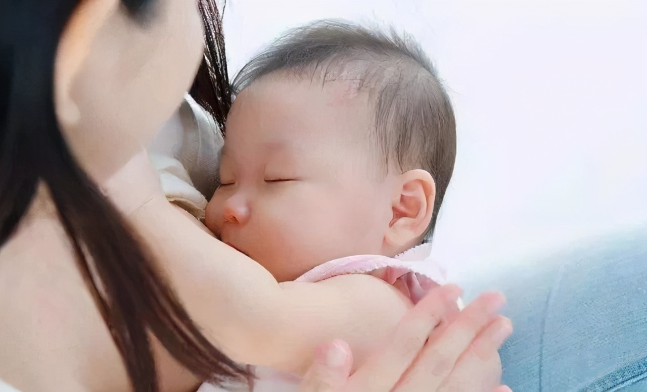 没经验的宝妈如何喂奶,宝妈当众哺乳被老人指责太轻浮