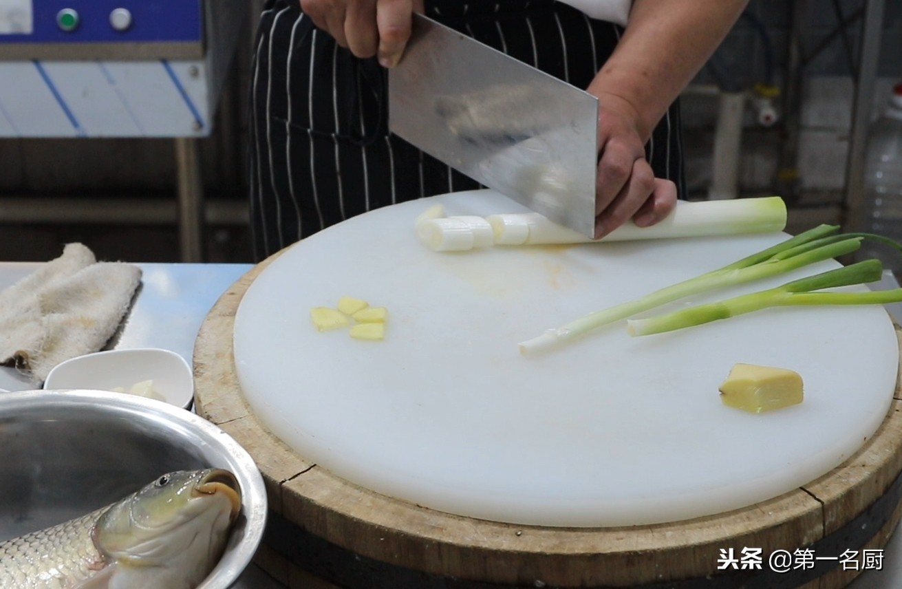大厨分享煎焖鲤鱼家常做法,不腥不腻,肉质鲜嫩,学会在家轻松做