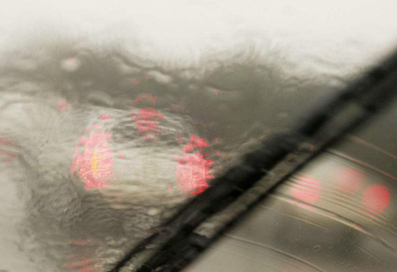 汽车雨刮器刮得不干净有一层膜,汽车雨刮器刮不干净翻新