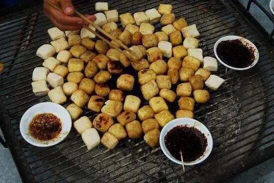 建水县烤豆腐蘸水,建水县曲江镇东山烤豆腐