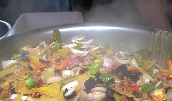 山东德州美女老板卖小吃,山东美女老板卖饺子