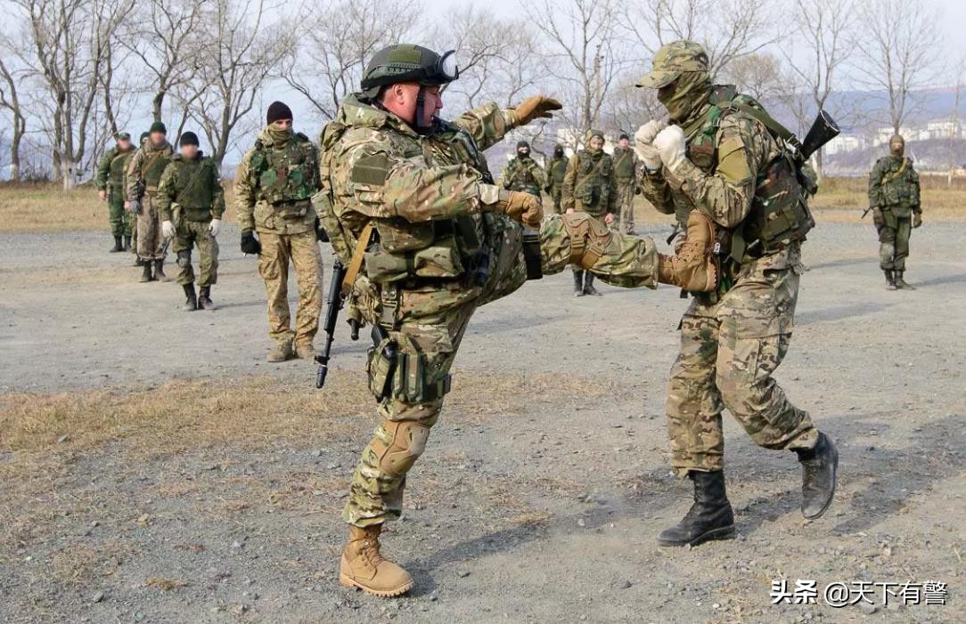 俄士兵入伍学习的第一个技巧：教你如何被人从身后勒住脖子后脱身